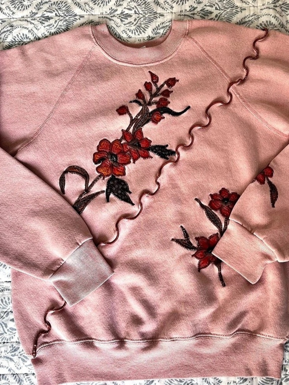 Lee Embroidered Sweatshirt in Pink